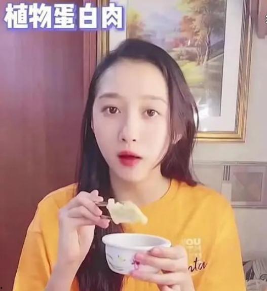 兔子牙吃哈密瓜视频播放,视频播放量飙升！
