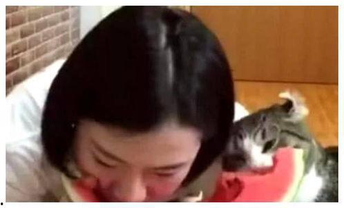 小姐姐吃瓜拉货视频,小姐姐拉货视频走红网络