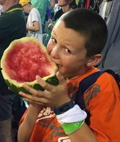 群众吃红瓜视频,群众共享美味时光