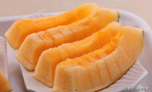 女子吃哈密瓜的视频,女子品尝香甜哈密瓜，甜蜜瞬间引网友热议