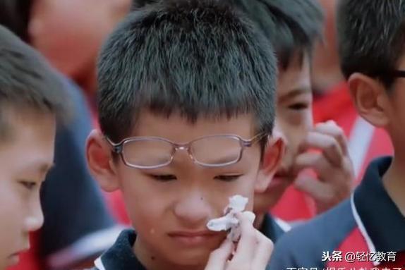 吃瓜男孩皱眉视频,这是什么神仙表情包？