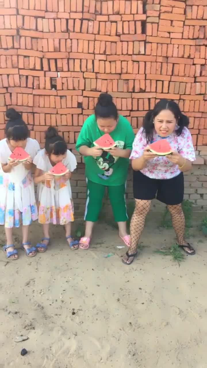 现场众人吃瓜图片搞笑视频