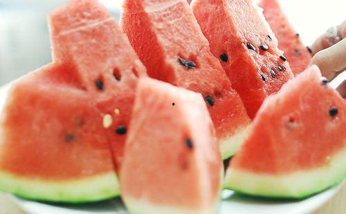 专业的吃瓜视频,揭秘网红吃瓜视频背后的专业解析与趣味解读  第2张