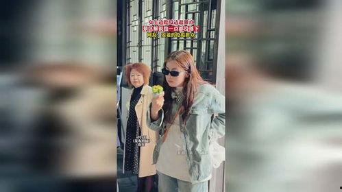 女子边吃瓜边逛景区视频,女子景区悠闲游  第3张