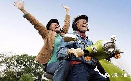 路上吃瓜老人视频大全,揭秘路上吃瓜老人的趣味生活瞬间