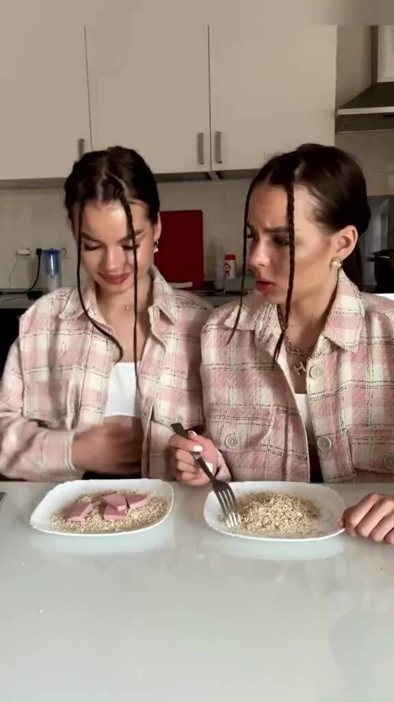 外国吃瓜小姐姐视频,揭秘全球美食文化趣闻