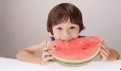 小呆瓜吃大西瓜视频,趣味吃瓜大作战