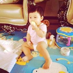 小胖娃吃瓜视频,萌娃瓜趣，欢乐无限