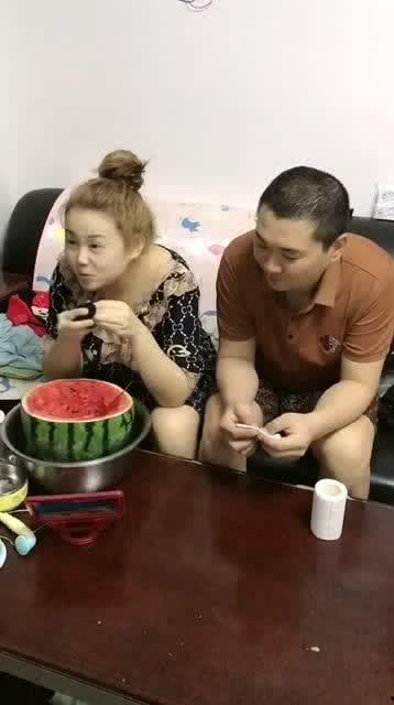 老婆吃瓜反应视频,揭秘老婆吃瓜反应背后的心理奥秘 第2张 老婆吃瓜反应视频,揭秘老婆吃瓜反应背后的心理奥秘 第2张